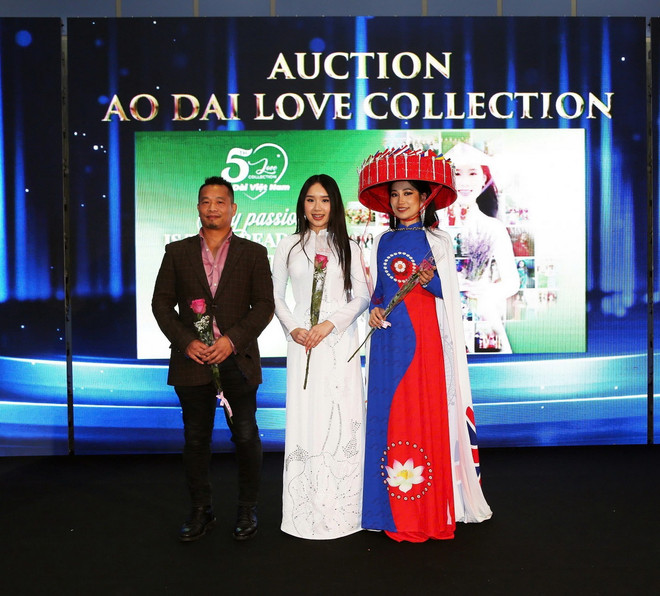 Ban tổ chức tiến hành bán đấu giá thành công áo dài của nhà thiết kế nhí gốc Việt tại Anh Anna Hoàng để gây quỹ cho hoạt động cộng đồng. (Ảnh: Phong Hà/TTXVN) ttxvn_giai thuong nguoi Viet tai anh (3).jpg