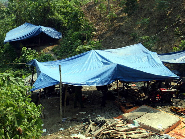 Hỗ trợ gia đình các nạn nhân tử vong vụ ngạt khí khi đào vàng ảnh 1