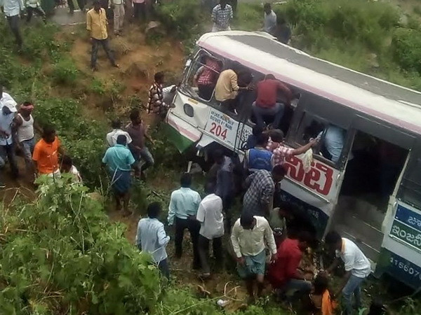 Hơn 30 người thương vong vụ tai nạn giao thông thảm khốc tại Ấn Độ ảnh 1