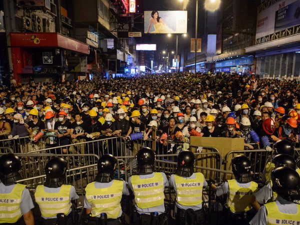 Cảnh sát được triển khai ngăn chặn người biểu tình chủ trương chiếm lại Mongkok. (Nguồn: AFP/TTXVN) Cảnh sát Hong Kong bắt nhiều người biểu tình "Chiếm Trung tâm" ảnh 1