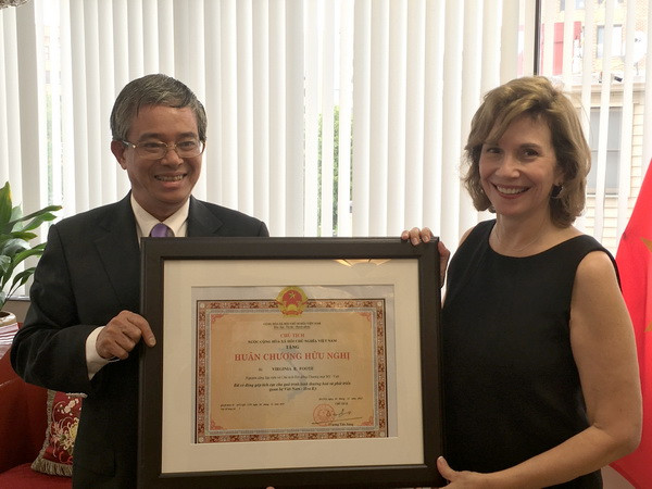 Tặng Huân chương cho Chủ tịch Phòng Thương mại Hoa Kỳ ở Hà Nội ảnh 1