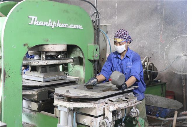 Dây chuyền sản xuất gạch đô thị của Công ty Cổ phần xi măng Cao Ngạn (thành phố Thái Nguyên, tỉnh Thái Nguyên). (Ảnh: Hoàng Nguyên/TTXVN) Thái Nguyên thu hút đầu tư vào công nghiệp chủ lực và phụ trợ ảnh 2