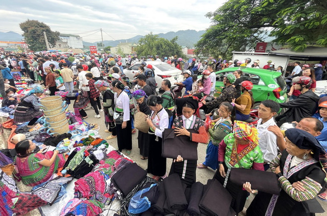 Đồng bào dân tộc Mông rộn ràng xuống phố vui Tết Độc lập 2/9 ảnh 1