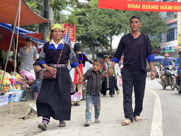 Đồng bào dân tộc Mông rộn ràng xuống phố vui Tết Độc lập 2/9 ảnh 2