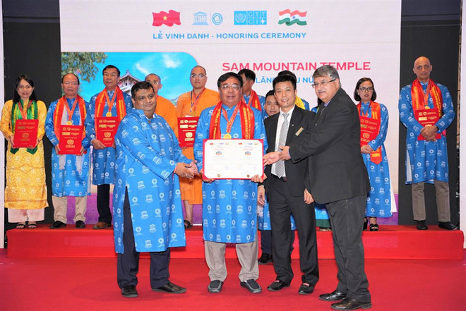 Miếu Bà Chúa Xứ núi Sam là “Điểm du lịch tâm linh tiêu biểu" ảnh 1