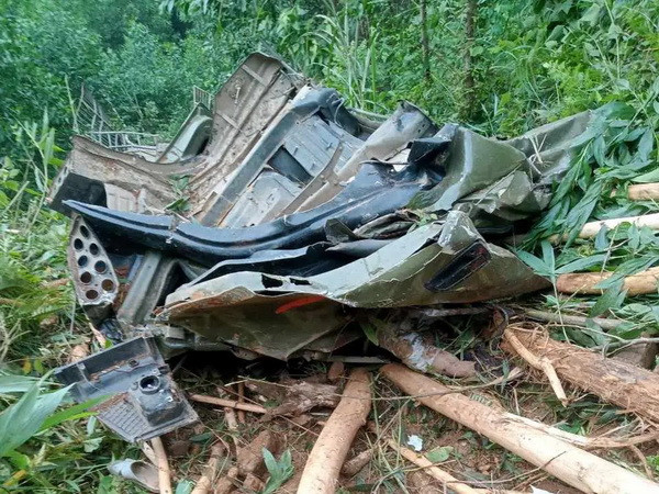 Quảng Ngãi: Xe tải chở keo lao xuống vực sâu một người tử vong ảnh 1