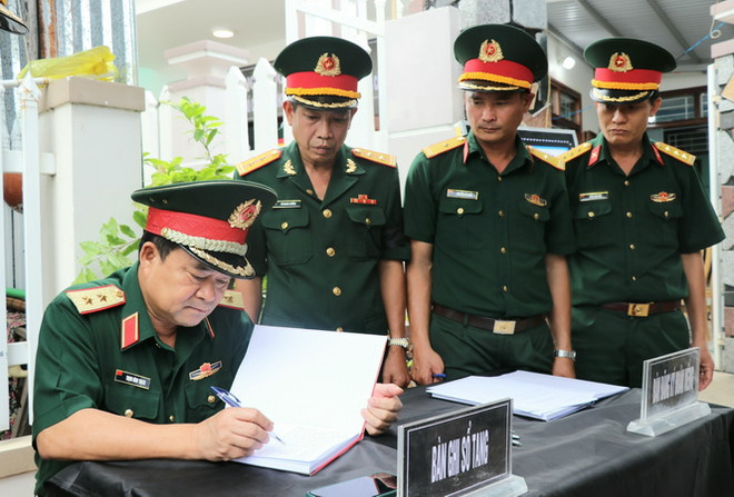 Truy tặng Huân chương Dũng cảm cho Trung tá Trương Hồng Kỳ ảnh 1