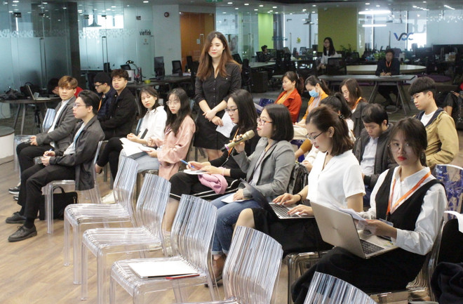 Học viên buổi tập huấn sôi nổi học hỏi và giao lưu cùng giảng viên và khách mời. (Ảnh: Linh Anh/TTXVN) Hà Nội: Đồng hành cùng doanh nghiệp trẻ khởi nghiệp ảnh 1