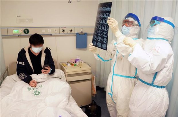 Nhân viên y tế điều trị cho bệnh nhân nhiễm COVID-19 tại bệnh viện ở Vũ Hán, tỉnh Hồ Bắc, Trung Quốc, ngày 18/2/2020. (Ảnh: THX/ TTXVN) Hội nghị G20: Nóng chủ đề tác động của dịch bệnh COVID-19 ảnh 1