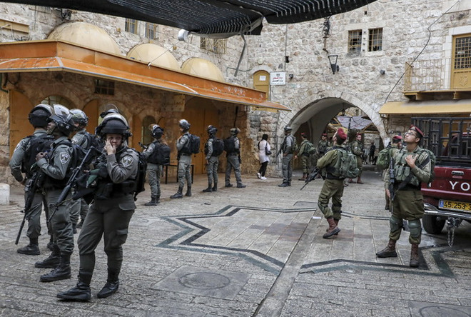 Lực lượng an ninh Israel. (Ảnh: AFP/TTXVN) An ninh Israel tiêu diệt đối tượng tình nghi tấn công bằng dao ảnh 1