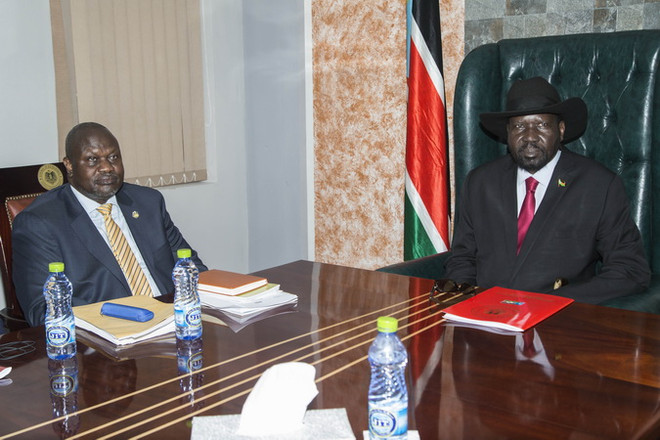 Tổng thống Nam Sudan Salva Kiir (phải) và thủ lĩnh phe đối lập Riek Machar (trái). (Ảnh: AFP/TTXVN) Nam Sudan chính thức lập chính phủ đoàn kết sau nhiều năm nội chiến ảnh 1