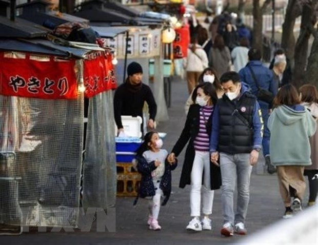 Người dân đeo khẩu trang để phòng tránh lây nhiễm COVID-19 tại Fukuoka, Nhật Bản, ngày 20/2. (Ảnh: Kyodo/ TTXVN) Diễn biến tình hình dịch bệnh viêm đường hô hấp cấp ngày 22/2 ảnh 1