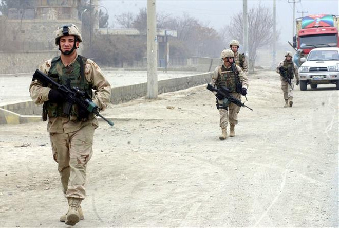 Binh sỹ Mỹ tuần tra trên một tuyến đường ở Kabul, Afghanistan. (Ảnh: AFP/TTXVN) Quân đội Mỹ bắt đầu chuyển thiết bị ra khỏi Afghanistan ảnh 1