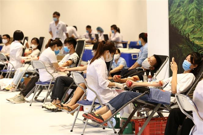 Các tình nguyện viên hiến máu tình. (Ảnh: Minh Quyết/TTXVN) Những giọt máu hồng đặt mục tiêu tiếp nhận 530.000 đơn vị máu ảnh 1