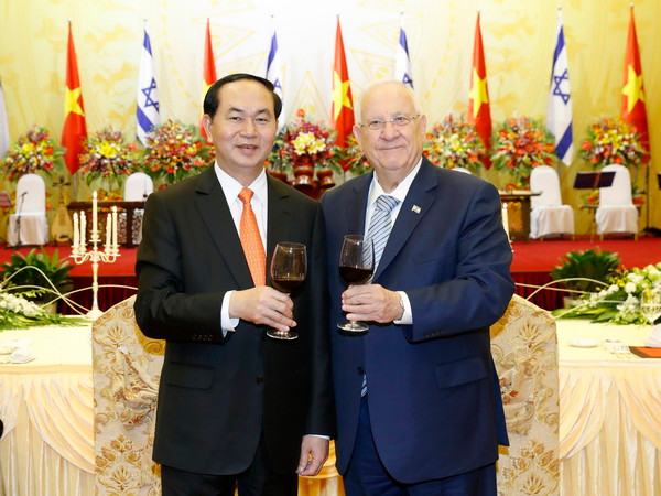 Chủ tịch nước Trần Đại Quang và Phu nhân mở tiệc chiêu đãi trọng thể Tổng thống Israel Reuven Ruvi Rivlin và Phu nhân đang thăm cấp Nhà nước Việt Nam. (Ảnh: Nhan Sáng/TTXVN) Chủ tịch nước Trần Đại Quang chủ trì tiệc chiêu đãi Tổng thống Israel ảnh 1