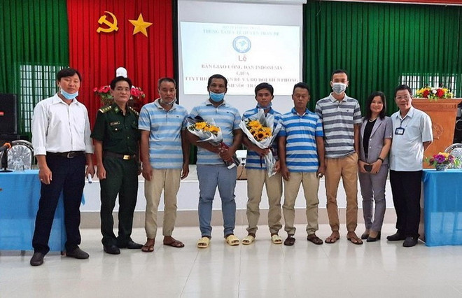 Bàn giao 5 thuyền viên Indonesia được cứu trên biển Sóc Trăng về nước ảnh 1