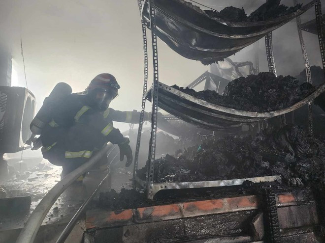 Hà Nội: Cháy quán thịt chó trên đường Tam Trinh giữa trưa nắng ảnh 1