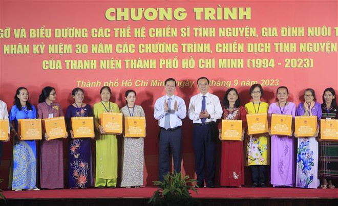 Chủ tịch nước gặp gỡ các thế hệ chiến sỹ tình nguyện TP.HCM ảnh 1