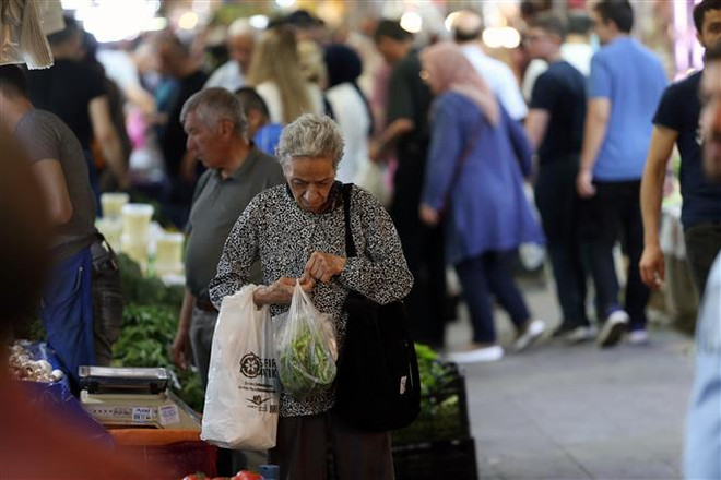 Kinh tế toàn cầu có nguy cơ giảm tốc trong nửa cuối năm nay ảnh 1