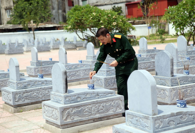 Hội Cựu chiến binh TTXVN dâng hương tại nghĩa trang liệt sỹ Bắc Giang ảnh 2