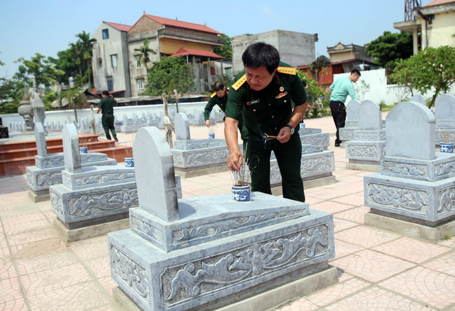 Hội Cựu chiến binh TTXVN dâng hương tại nghĩa trang liệt sỹ Bắc Giang ảnh 3