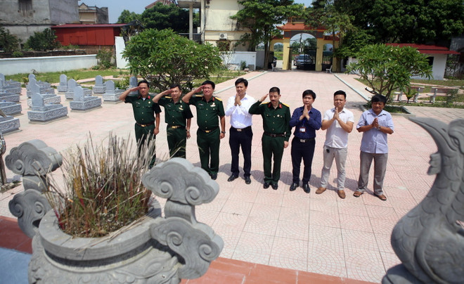 Hội Cựu chiến binh TTXVN dâng hương tại nghĩa trang liệt sỹ Bắc Giang ảnh 1