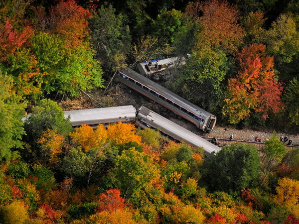 Tàu hỏa chở gần 100 hành khách bị trật đường ray ở Mỹ ảnh 1