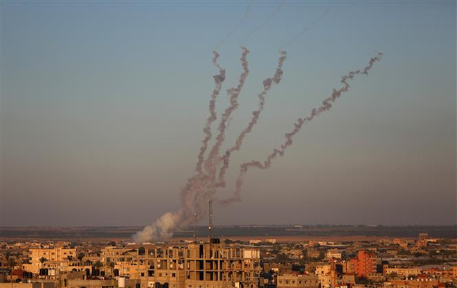 Rocket được phóng từ Dải Gaza về phía lãnh thổ Israel ngày 15/5. (Ảnh: THX/TTXVN) Xung đột Israel-Palestine: Mỹ, Ai Cập sẵn sàng hỗ trợ 2 bên ngừng bắn ảnh 1