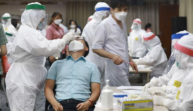Lực lượng y tế lấy mẫu, xét nghiệm cho công nhân. (Ảnh: Thái Hùng/TTXVN) Sáng 17/5: Ghi nhận thêm 37 ca mắc COVID-19, riêng Bắc Giang 22 ca ảnh 1
