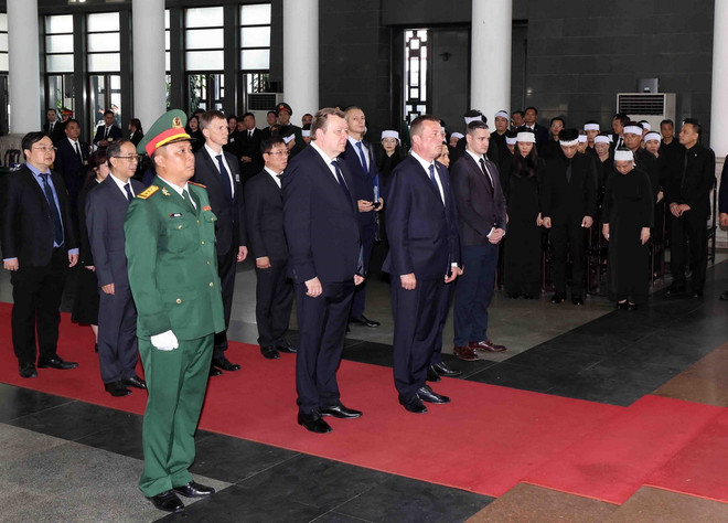 Đoàn Cộng hòa Belarus do ông Siarhei Khamenka, Phó Chủ tịch Thượng viện Cộng hòa Belarus làm Trưởng đoàn, viếng Tổng Bí thư Nguyễn Phú Trọng. (Ảnh: TTXVN) ttxvn_2607_belarus vieng (2).jpg