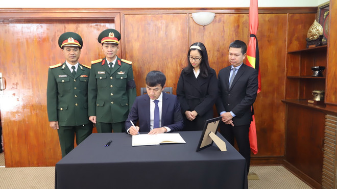 Đại sứ Việt Nam tại Nam Phi Hoàng Sỹ Cường ghi sổ tang tưởng niệm Tổng Bí thư Nguyễn Phú Trọng. (Ảnh: Nguyễn Hoàng Minh/TTXVN) ttxvn_2607_le vieng nam phi (2).jpg