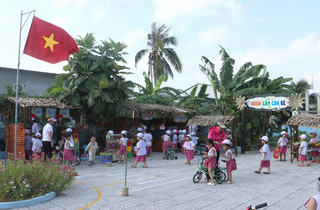 Sân chơi ngoài trời cho trẻ của Trường Mầm non Hoa Sen (phường 2, thành phố Vĩnh Long, tỉnh Vĩnh Long). (Ảnh: Lê Thúy Hằng/TTXVN) ttxvn_2607_mam non.jpg