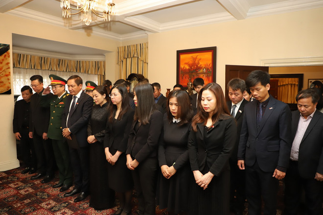 Cán bộ Đại sứ quán và các cơ quan đại diện Việt Nam tại Anh viếng Tổng Bí thư Nguyễn Phú Trọng. (Ảnh: Phong Hà/TTXVN) ttxvn_2607_le vieng anh (2).jpg