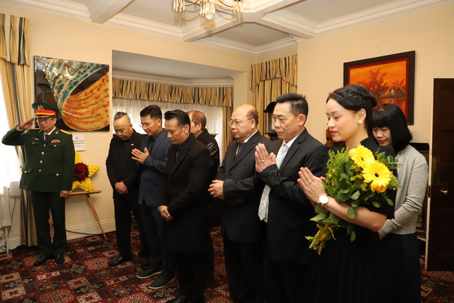 Ban lãnh đạo Hội người Việt Nam tại Vương quốc Anh (VAUK) viếng Tổng Bí thư Nguyễn Phú Trọng. (Ảnh: Phong Hà/TTXVN) ttxvn_2607_le vieng anh (3).jpg