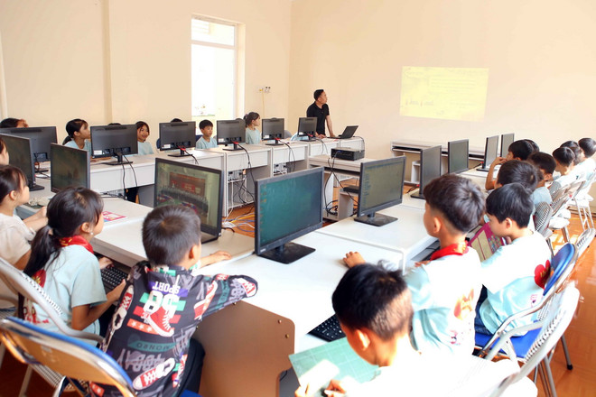 Giờ học môn Tin học của học sinh Trường Phổ thông Dân tộc bán trú Tiểu học Đoàn Kết, xã biên giới Ma Ly Pho, trường đạt chuẩn quốc gia mức độ I. (Ảnh: Quý Trung/TTXVN) ttxvn_2607_nganh giao duc.jpg