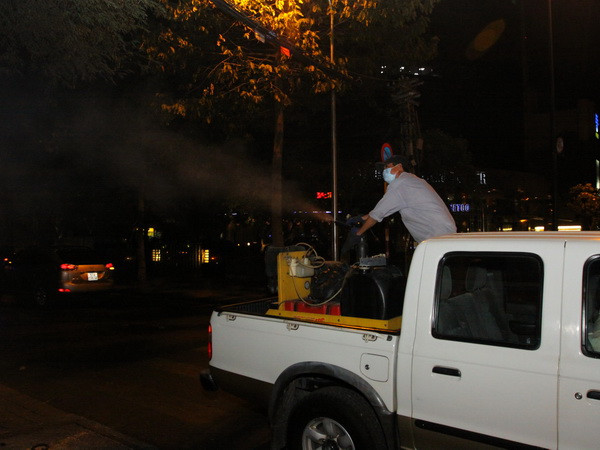 Người dân Hà Nội chủ động diệt muỗi phòng bệnh do virus Zika ảnh 1