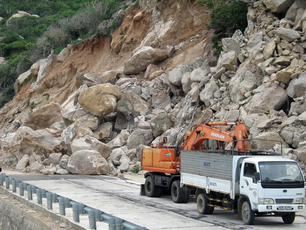 Sạt lở núi, lấp nhiều đoạn trên tuyến đường ven biển Ninh Thuận ảnh 1