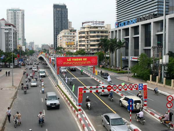 Phân luồng giao thông phục vụ thi công cầu vượt Láng Hạ-Thái Hà ảnh 1