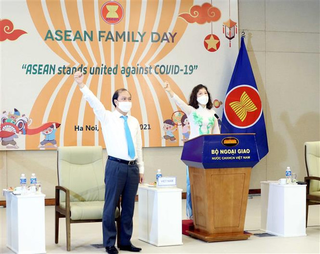 Thứ trưởng Ngoại giao Nguyễn Quốc Dũng và bà Vũ Thị Bích Ngọc, Chủ tịch danh dự Nhóm Phụ nữ ASEAN tại Hà Nội (AWCH), kêu gọi ASEAN đoàn kết chung tay đẩy lùi COVID-19. (Ảnh: Phạm Kiên/TTXVN) 27 năm Việt Nam gia nhập ASEAN: Khẳng định vai trò trung tâm ảnh 2