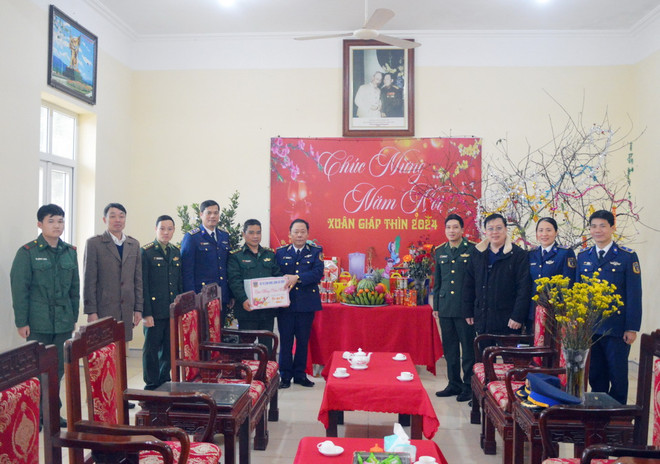 ttxvn_chuong_trinh_“xuan_bien_cuong_-_tet_hai_dao”_tai_huyen_co_to_quang_ninh4.jpg