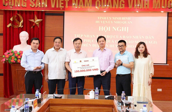 ttxvn_bao Nhan dan ung ho Ninh Binh.jpg