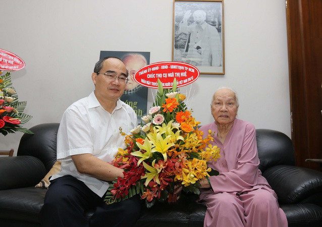 Bí thư Thành ủy TP.HCM Nguyễn Thiện Nhân thăm, tặng quà người cao tuổi ảnh 1