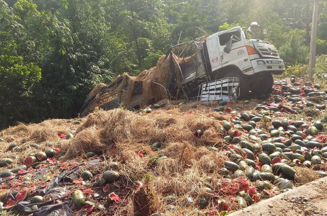 Điện Biên: Xe tải chở dưa hấu bị lật, tài xế bị thương nặng ảnh 1