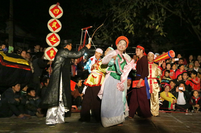 Diễn xướng "Tứ dân chi nghiệp" do nông dân ở Tứ Xã biểu diễn, mang lại tiếng cười sảng khoái cho người xem. (Ảnh: Trung Kiên/TTXVN) ttxvn_2102_linh tinh tinh phoc.jpg