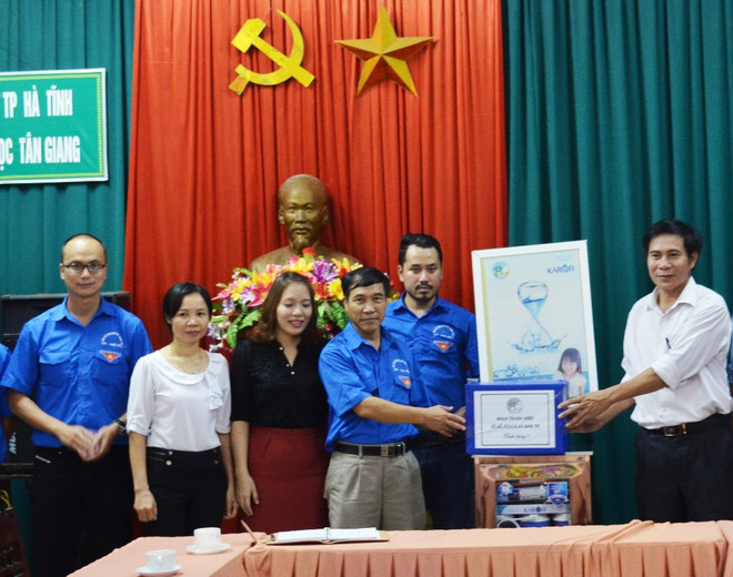 Hành trình Thanh niên 2015 tặng máy lọc nước tại tỉnh Hà Tĩnh ảnh 1