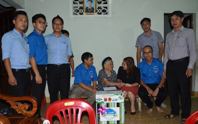Chương trình tặng quà cho Bà mẹ Việt Nam Anh hùng tại tỉnh Hà Tĩnh. (Ảnh: PV/Vietnam+) Hành trình Thanh niên 2015 tặng máy lọc nước tại tỉnh Hà Tĩnh ảnh 2