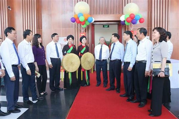 Lãnh đạo tỉnh Bắc Ninh động viên các liền anh, liền chị tại Nhà hát Dân ca Quan họ Bắc Ninh. (Ảnh: Thanh Thương/TTXVN) Khánh thành Công trình Nhà hát Dân ca quan họ Bắc Ninh ảnh 1