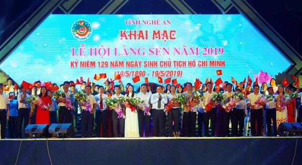 Tặng hoa cho các đoàn nghệ thuật tham gia biểu diễn tại đêm khai mạc Lễ hội Làng Sen năm 2019. (Ảnh: Tá Chuyên/TTXVN) Khai mạc Lễ hội Làng Sen năm 2019 mừng sinh nhật Bác ảnh 1