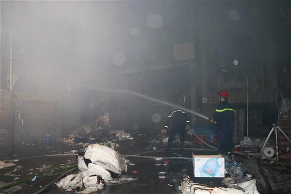 Bắc Ninh: Cháy kho chứa của công ty chuyên sản xuất giấy vệ sinh ảnh 1