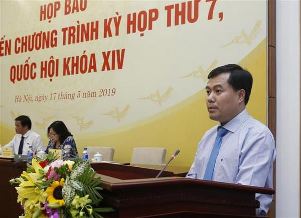 Phó Chủ nhiệm Văn phòng Quốc hội Nguyễn Mạnh Hùng thông báo về dự kiến chương trình Kỳ họp thứ bảy, Quốc hội khóa XIV. (Ảnh: Lâm Khánh/TTXVN) Kỳ họp thứ 7 Quốc hội khóa XIV: Tập trung cho xây dựng pháp luật ảnh 2